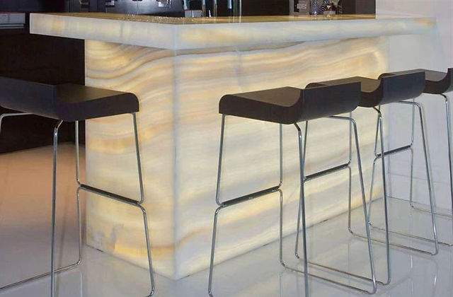 Final Thoughts: If you seek unparalleled elegance and luxurious aesthetics, both materials are excellent choices. Both can be backlit. Onyx stands out with its large, continuous patterns, while quartz offers a unique appeal as a panel composed of smaller pieces.