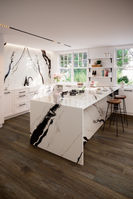 English:
Ultra-thin large-format ceramic tiles, porcelain tiles, sintered stone with striking black and white veining, and stone panels for interior and facade cladding – Panda SG.
Russian:
Ультратонкий крупноформатный керамогранит, фарфоровая плитка, спечённый камень с выразительными чёрно-белыми прожилками, панели для интерьера и фасада — Panda SG.
German:
Ultradünne großformatige Keramikfliesen, Feinsteinzeug, gesinterter Stein mit markanten schwarz-weißen Aderungen, Steinpaneele für Innen- und Fassadenverkleidung – Panda SG.
Spanish:
Azulejos cerámicos de gran formato ultrafinos, porcelana, piedra sinterizada con vetas en blanco y negro muy marcadas, paneles de piedra para interior y fachada – Panda SG.
French:
Carreaux céramiques grand format ultra-fins, porcelaine, pierre frittée avec veines contrastées noir et blanc, panneaux pierre pour intérieur et façade – Panda SG.
Italian:
Piastrelle ceramiche grande formato ultra sottili, porcellana, pietra sinterizzata con venature bianche e nere a forte contrasto, pannelli in pietra per interno e facciata – Panda SG.