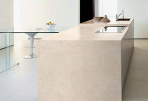 English:
Thar SL is a sintered stone collection inspired by desert landscapes, featuring a warm beige stone-look with natural textures. Ideal for ultra-thin large-format applications in interiors, facades, and cladding.
Deutsch:
Thar SL ist eine Sinterstein-Kollektion, inspiriert von Wüstenlandschaften, mit warmer beiger Steinoptik und natürlicher Textur. Perfekt für großformatige, ultradünne Anwendungen im Innen- und Fassadenbereich.
Español:
Thar SL es una colección de piedra sinterizada inspirada en paisajes desérticos, con textura de piedra en tonos beige cálidos. Ideal para aplicaciones ultrafinas y de gran formato en interiores y fachadas.
Français:
Thar SL est une collection en pierre frittée inspirée des paysages désertiques, avec une texture de pierre beige chaleureuse. Idéale pour les surfaces ultra-fines grand format en intérieur et en façade.
Italiano:
Thar SL è una collezione in pietra sinterizzata ispirata ai paesaggi desertici, con una texture effetto pietra in tonalità beige calde. Perfetta per applicazioni ultra-sottili e di grande formato in interni e facciate.
Русский:
Thar SL — коллекция синтеред стоун, вдохновлённая пустынными пейзажами. Поверхность с текстурой тёплого бежевого камня идеально подходит для ультратонких крупноформатных решений в интерьере и облицовке фасадов.
العربية:
Thar SL هو حجر ملبد مستوحى من مناظر الصحارى، بنسيج يشبه الحجر الطبيعي بلون بيج دافئ. مثالي للأسطح الرقيقة والكبيرة في الديكورات الداخلية والواجهات.