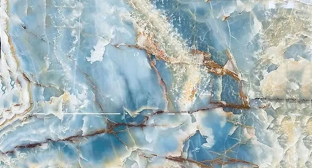 Duramica Blue Ónix Azul Azzurro Mexico es un panel decorativo que resalta los vibrantes tonos azules y el veteado natural del ónix azul, ideal para interiores de lujo gracias a su durabilidad reforzada.