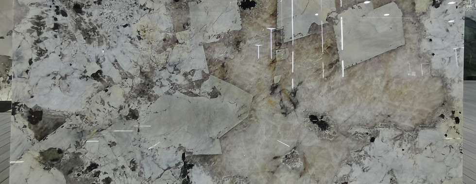 Granito transparente, translúcido y retroiluminado – Patagonia: El tesoro translúcido de los Andes – Obra maestra brasileña con vetas de cuarzo brillante y tonos dorados suaves que cobran vida bajo la luz, perfecta para paredes de lujo y barras iluminadas.