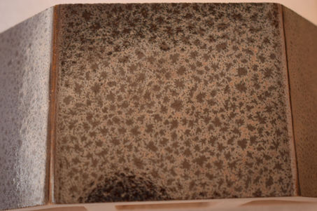 Специальные терракотовые элементы и поверхности — это уникальные архитектурные решения, сочетающие натуральную эстетику терракоты с высокой прочностью и долговечностью. Они обеспечивают выразительность дизайна, создавая объемные текстуры и сложные формы для интерьеров и фасадов. Идеальны для декоративной и функциональной отделки, придавая пространству стиль и индивидуальность.