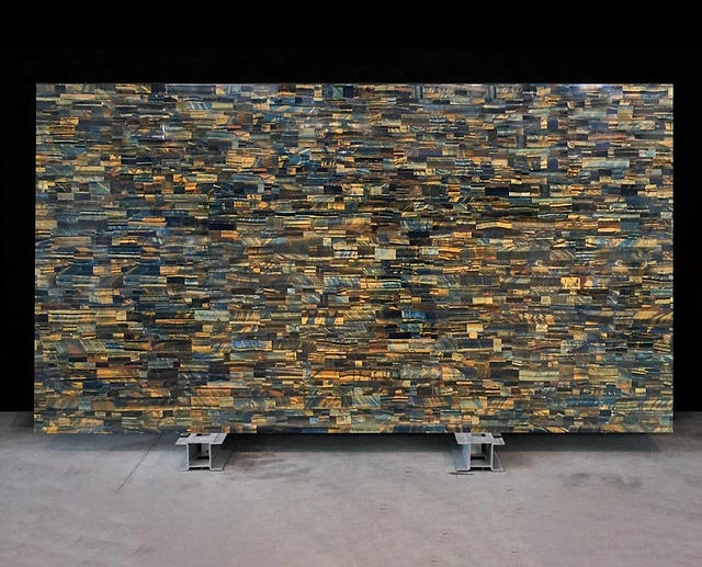 El resultado es un diseño atemporal y lujoso que mejora cualquier interior, integrando la belleza única de la piedra con una estética moderna y refinada. Los paneles de Ojo de Tigre Duramica aportan un toque exclusivo y elegante, haciendo de suelos, paredes y superficies de barra una muestra de estilo duradero y sofisticado.