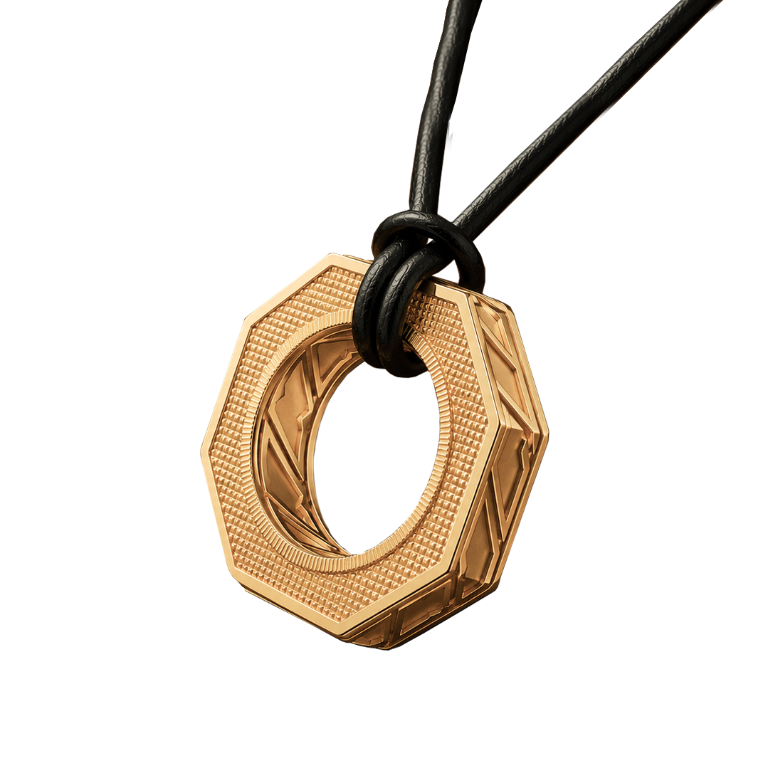 Detailed view of the luxury Octet gold pendant showing fine geometric relief and side engraved details. Pendentif en or.