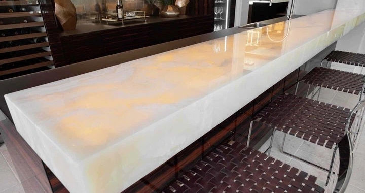 Final Thoughts: If you seek unparalleled elegance and luxurious aesthetics, both materials are excellent choices. Both can be backlit. Onyx stands out with its large, continuous patterns, while quartz offers a unique appeal as a panel composed of smaller pieces.
