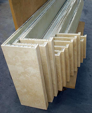I pannelli compositi a nido d'ape in pietra sono pannelli a nido d'ape in alluminio che integrano un pannello in pietra con supporto alveolare in alluminio, risultando in pietra leggera e sottili pannelli di pietra.
