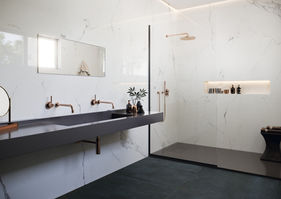 English
Slim large-format porcelain tiles, sintered stone featuring a pure white marble effect, and refined stone panels for interior and exterior applications – Skinlam Statuario SG.
Russian
Тонкий крупноформатный керамогранит, спечённый камень с чистым эффектом белого мрамора, декоративные панели для интерьера и фасада — Skinlam Statuario SG.
German
Schlanke großformatige Feinsteinzeugfliesen, gesinterter Stein mit reinem Weißmarmoreffekt, elegante Steinpaneele für Innen- und Außenbereiche – Skinlam Statuario SG.
Spanish
Losas porcelánicas delgadas de gran formato, piedra sinterizada con efecto mármol blanco puro y paneles de piedra refinados para interiores y exteriores – Skinlam Statuario SG.
French
Dalles en porcelaine fines grand format, pierre frittée avec un effet marbre blanc pur, panneaux en pierre raffinés pour intérieur et extérieur – Skinlam Statuario SG.
Italian
Piastrelle in gres porcellanato sottili di grande formato, pietra sinterizzata con effetto marmo bianco puro, pannelli in pietra raffinati per interni ed esterni – Skinlam Statuario SG.
Arabic
بلاط بورسلين رفيع الحجم وواسع المساحة، وحجر مكبوس بتأثير رخام أبيض نقي، وألواح حجرية راقية للديكور الداخلي والخارجي – Skinlam Statuario SG.