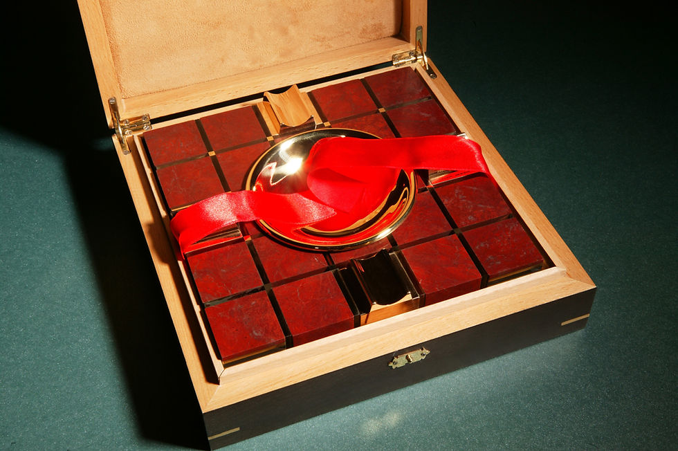 Les vrais amateurs d'art et ceux en quête de beauté n'ont pas nécessairement besoin de chercher des antiquités. G.P.Grant confectionne d'exquis cendriers et briquets en pierres précieuses rares, en marbre, en cristaux et en minéraux. Ce qui distingue ces cendriers et briquets, c'est la fusion de nombreuses pièces (allant de 100 à 1000) de pierre, de cristal et de métaux précieux. La triple combinaison de ces éléments nobles mais totalement distincts confère un design incroyable aux produits. Ces créations sauront sûrement captiver votre attention. Cendriers et Briquets G.P.Grant