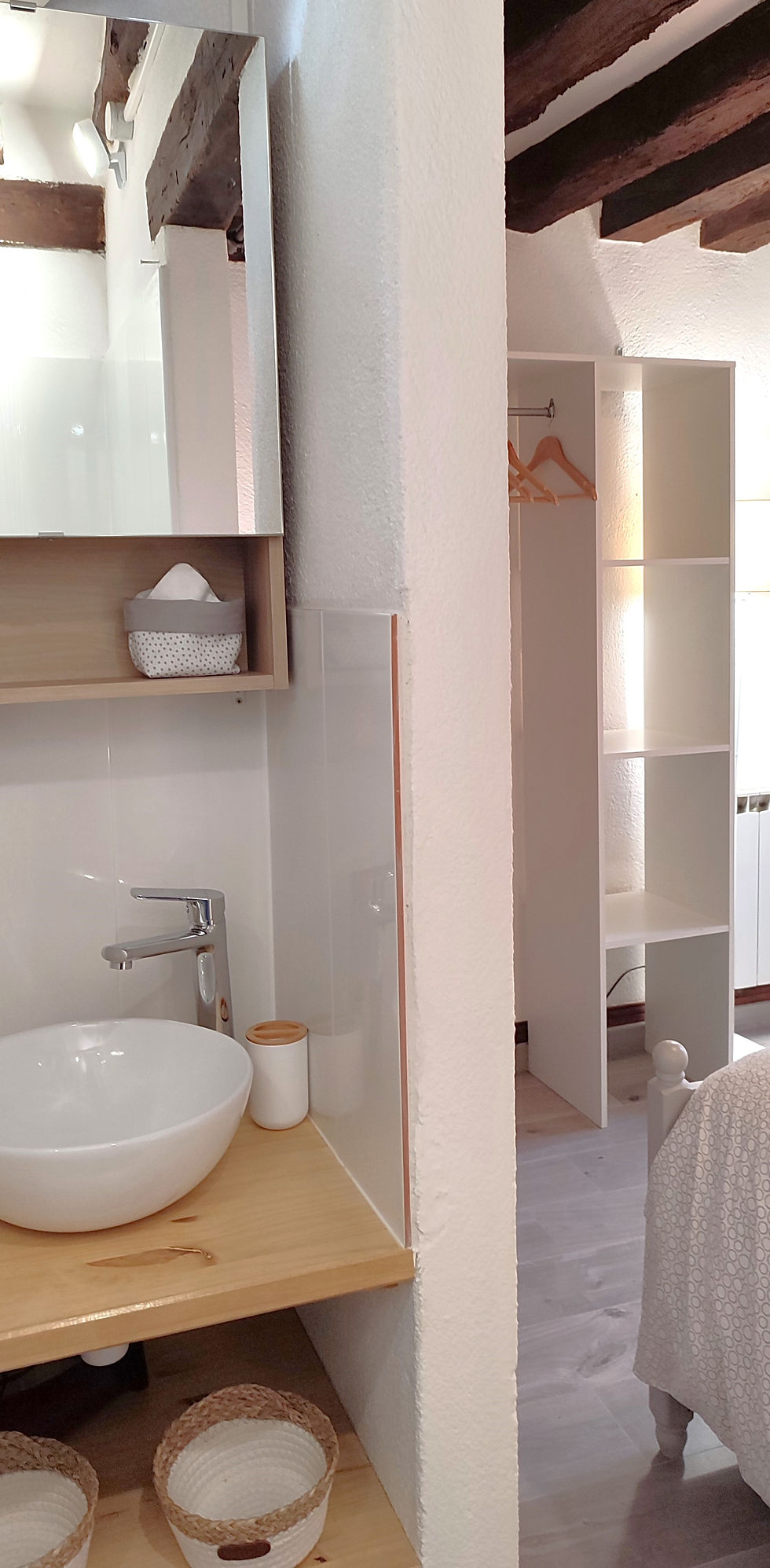 Salle de bains avec douche attenante à la chambre