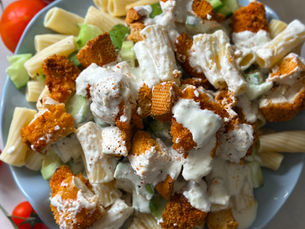 Caesar Nudelsalat mit knusprigem Hähnchen/
Caesar Pasta Salad with Crispy Chicken