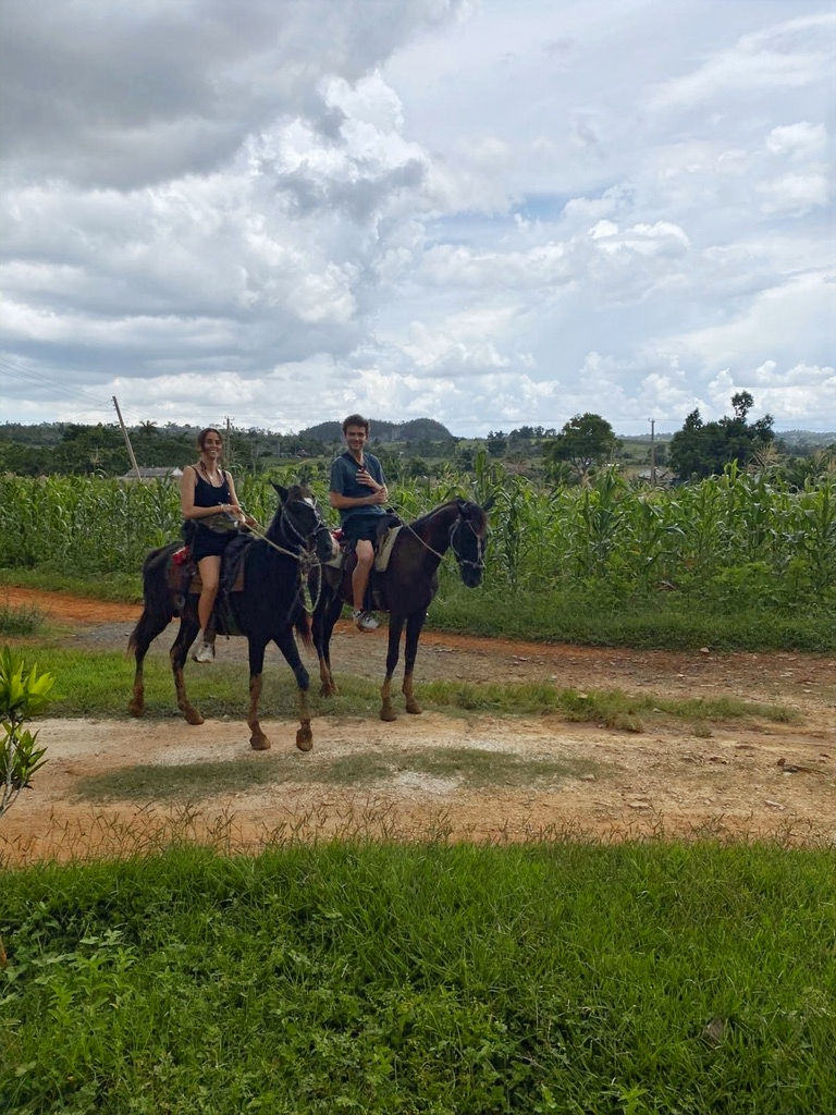 Passeggiata a cavallo nella valle Pinar del Rìo