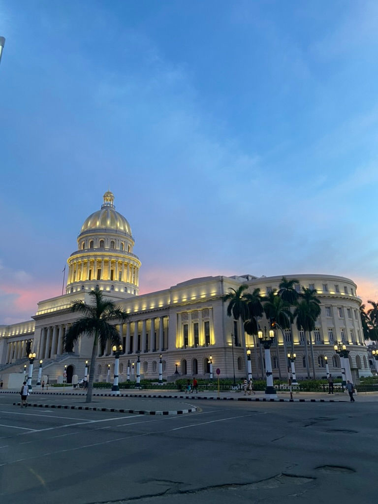 E' l’edificio più ambizioso e pomposo dell’Avana, In origine era la sede del parlamento cubano, ma dal 1959 ha ospitato l’Accademia Cubana delle Scienze e poi la Biblioteca Nazionale della Scienza e della Tecnologia.
