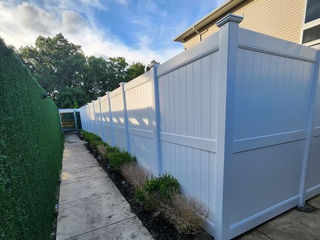 QueFence - Commercial White Vinyl Fence
