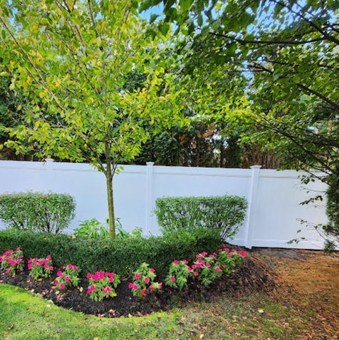 QueFence - Residential White Vinyl Privacy Fence