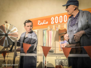 Radio 2000 Opus 2
Cie du Grand Hôtel (48) / Jonas Thomas et Philippe Carles
Tout public à partir de 5 ans - Durée : 45 minutes
Avec sa boutique ambulante RADIO 2000, la Cie du Grand Hôtel
souhaite nous plonger dans un univers singulier, laboratoire
burlesque, petit cabinet de curiosités vintage, paradis du petit
électroménager. A l’heure de l’obsolescence programmée, les
réparateurs vont faire voyager le public dans le temps pour
retourner à l’époque des arts ménagers ou réparer le matériel
était encore possible.
Caravane / sam.16 à 15h15, 17h, 19h30 /
dim.17 à 13h30, 15h45, 19h / lun.18 à 15h15, 17h15, 20h30 /
mer.20 à 15h, 17h15, 19h30