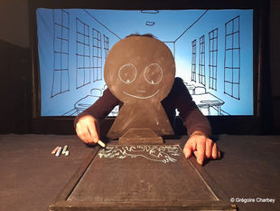 Créatures Cie (72) / Hubert Jégat et Grégoire Charbey 
Tout public à partir de 4 ans - Durée : 40 minutes
C’est l’histoire d’un enfant qui ne rentre pas dans les cases. C’est l’histoire de l’enfant qui est en nous et qui rêve de s’échapper des cases dans lesquelles on veut l’enfermer. C’est une histoire dessinée, de l’enfance, faite de violences et de rêves. Á l’école, à la maison, avec les copains et copines, quelle place pour un enfant rêveur et qui passe son temps à dessiner ?
Dôme / jeu.21 à 13h45 / ven.22 à 11h45 et 13h45