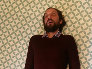 Heron Cendre / Grégory Hairon
Héron Cendré façonne un monde poétique où se mélangent sons de synthés modulaires, de fields recording glanés dans des écoles et d’autres bizarreries lo-fi minimalistes. Parmi ses influences on citera autant Terry Riley, Philippe Glass, Hiroshi Yoshimura que François de Roubaix, Jean-Jacques Perrey ou Pierre Bastien.