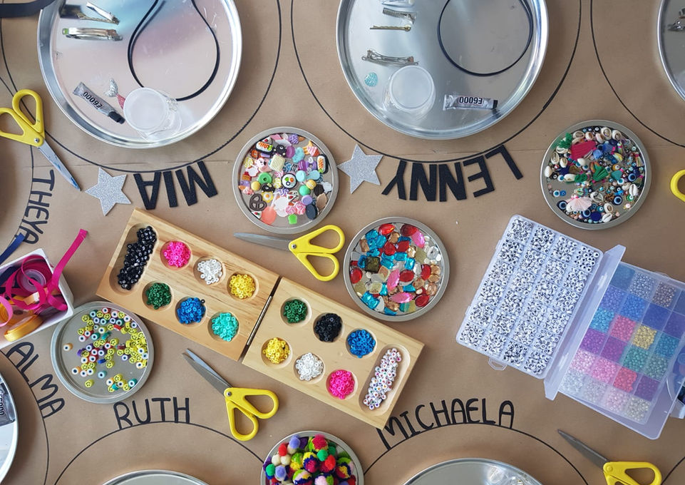 שולחן ערוך של סדנת תכשיטים