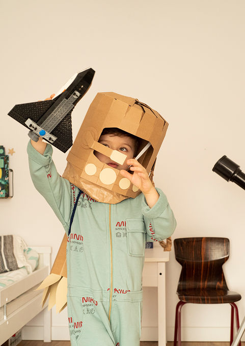 ילד מחופש לאסטרונאוט