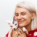 foto-horizontal-de-uma-menina-bonita-sorridente-com-argola-no-nariz-e-penteado-bob-passand