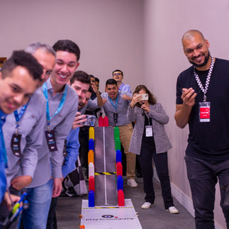 Carrinhos LEGO são testados durante o Racing Challenge.