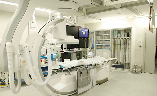 Sala de angiografia moderna e equipada