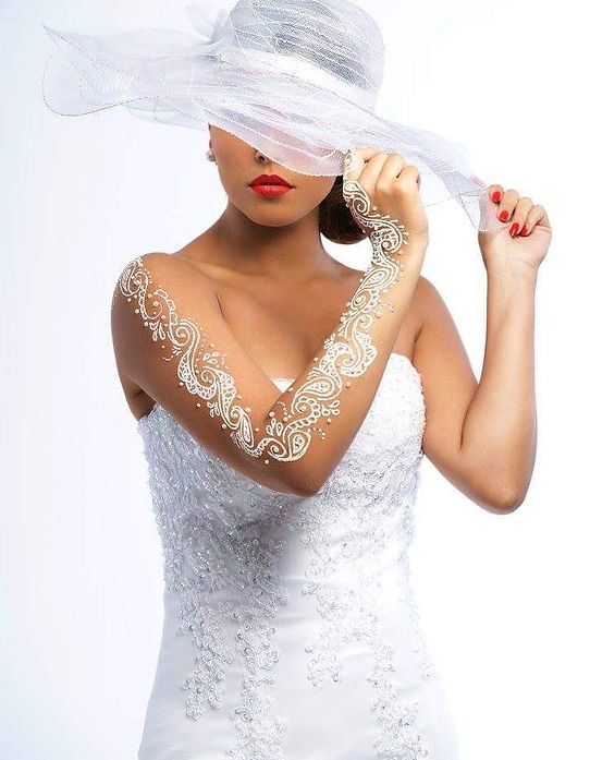 Tatouage paillettes sur bras d'une mariée en robe bustier pour un shooting