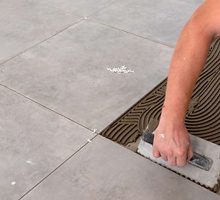 Pose de carrelage gris au sol 60x60