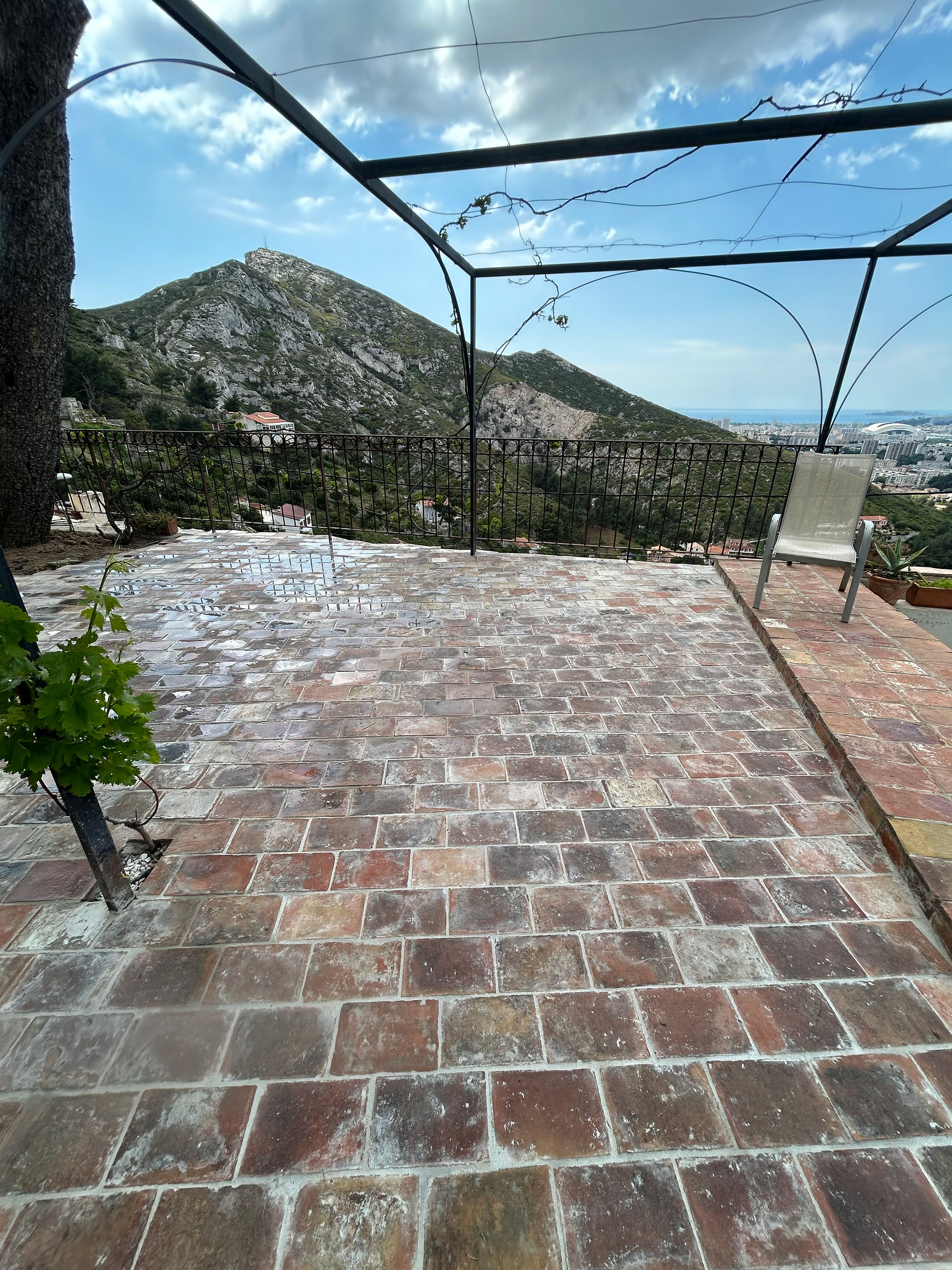 Terrasse rénovée avec tomettes anciennes à Marseille 10e, pose traditionnelle et joints gris pour une ambiance provençale réussie.
