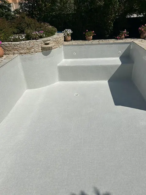 Piscine rénovée avec mosaïque claire à Marseille, réalisée par un carreleur professionnel.