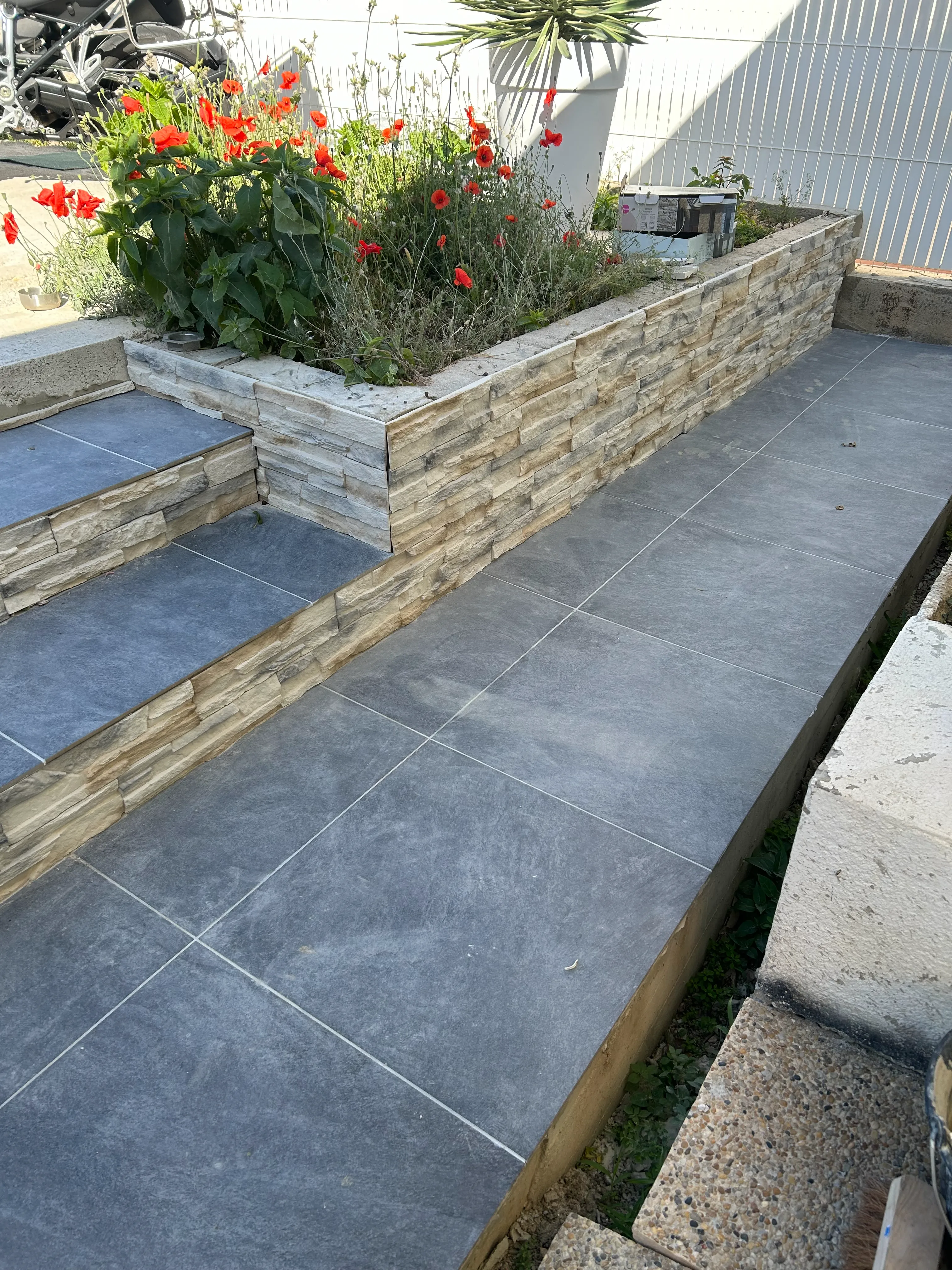 carrelage 60x60 couleur ardoise, mur en pierre de parement