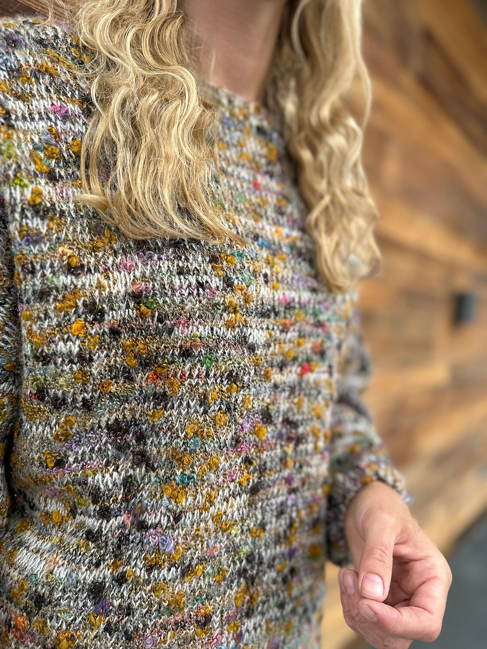 Miniatura: 649 LUŹNY SWETER Z KOLOROWEJ WŁÓCZKI