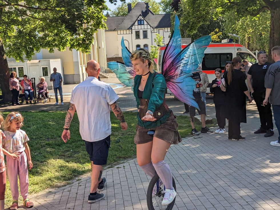 Fee auf dem Einrad