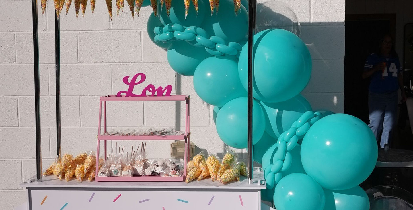 Photographed and Decorated by @luxxepartyrental (Instagram).