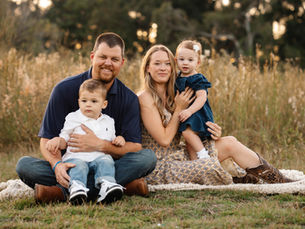 Family of four sitting in a field in Belleview