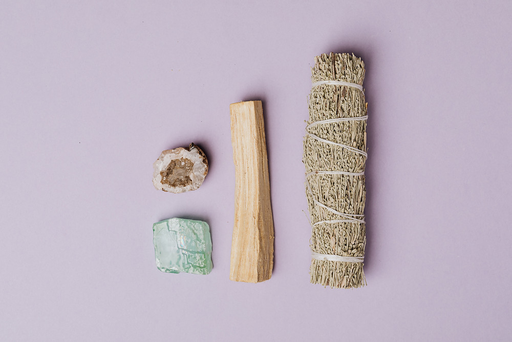 Cristais, ametista, quartzo verde, palo santo, maço de ervas secas, incenso.