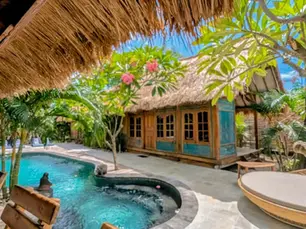 Best Sustainable villas in gili air from reclaim teak wood