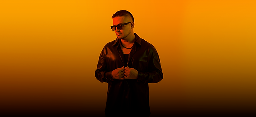 LEEB: Colombian DJ and producer who combines electronic rhythms and Latin essence, creating sonic experiences that connect c