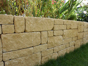 Errichten einer Mauer - Betonstein antik, beige