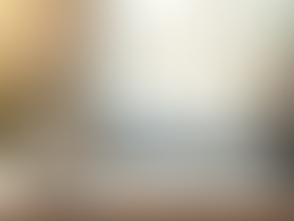 Vue en plongée d’un bureau lumineux avec un ordinateur portable et une tasse de thé printanière