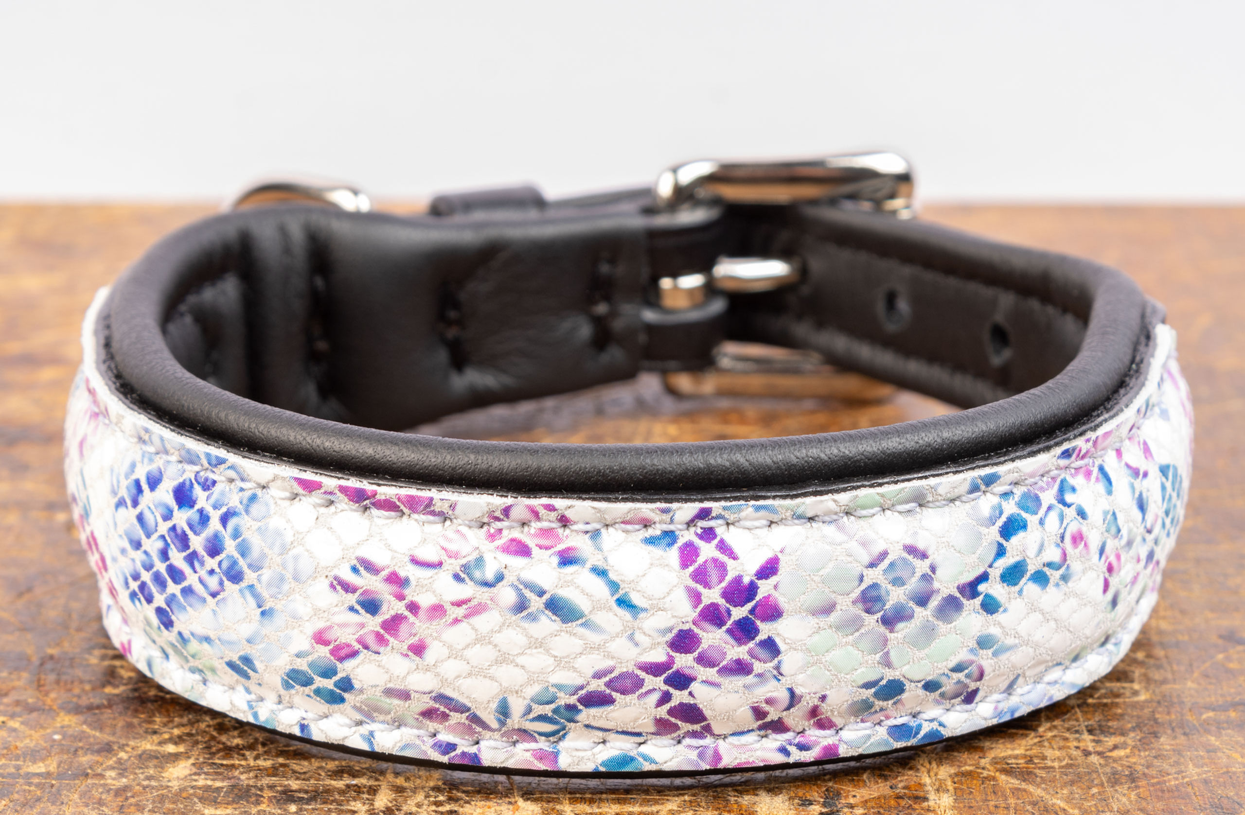Schwarzes Lederhalsband, Besatz aus glänzend weißem Leder in Schlangenoptik mit blauem und lilanem Blütenaufdruck