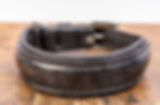 Schwarzes Lederhalsband mit Besatz aus marmoriertem grau-schwarzem Lackleder.