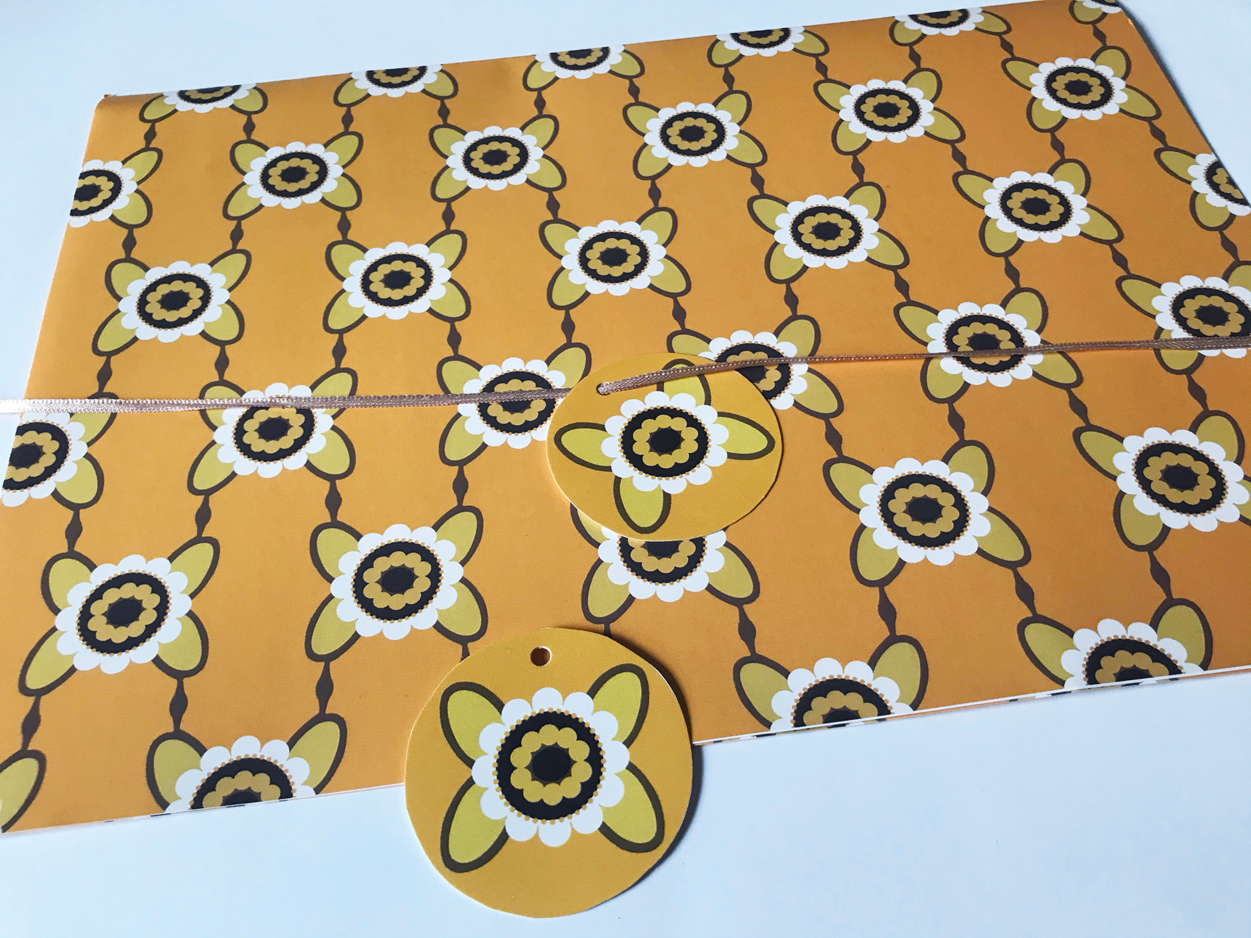 Retro Daisy Gift Wrap