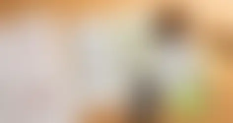 Tabela impressa com valores de indenizações por retenção de salário ao lado de martelo de juiz e extratos bancários com descontos marcados em vermelho