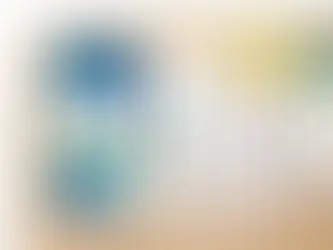 Tela de celular mostrando extrato bancário com Pix recebido e botão Devolver destacado em verde, ao lado de mensagem suspeita pedindo devolução para outra conta