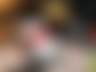 Smartphone mostrando anúncio de frete falso ao lado de caminhão e mapa com localização de armadilha representando golpe do falso frete contra caminhoneiro