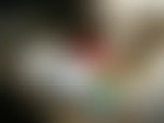 Tela de celular mostrando saldo bancário R$ 0,00 sobre mesa com contracheque e contas, representando retenção integral de salário pelo banco