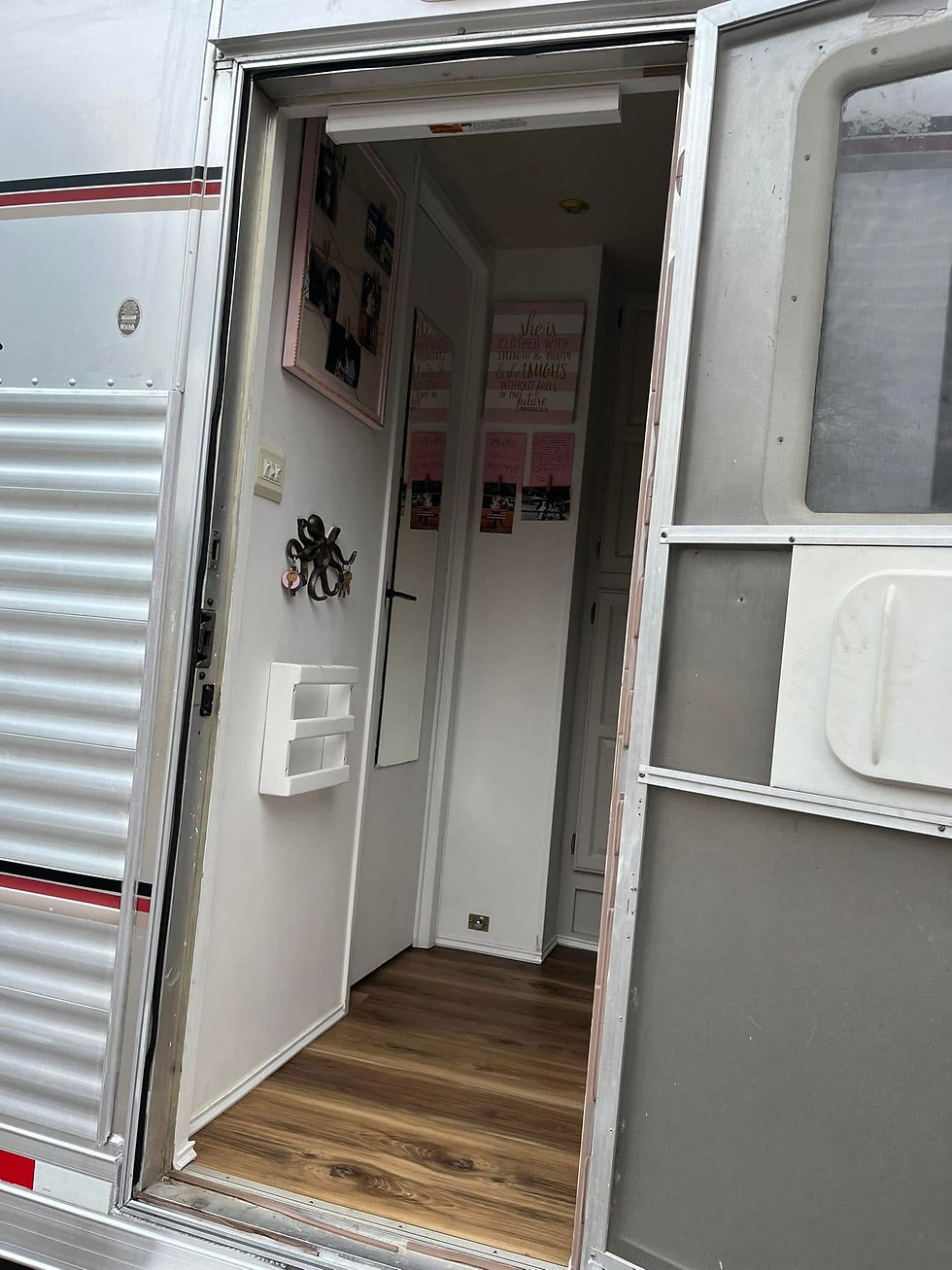 Thumbnail: *SOLD* 2001 4-Star 3 Horse Living Quarters