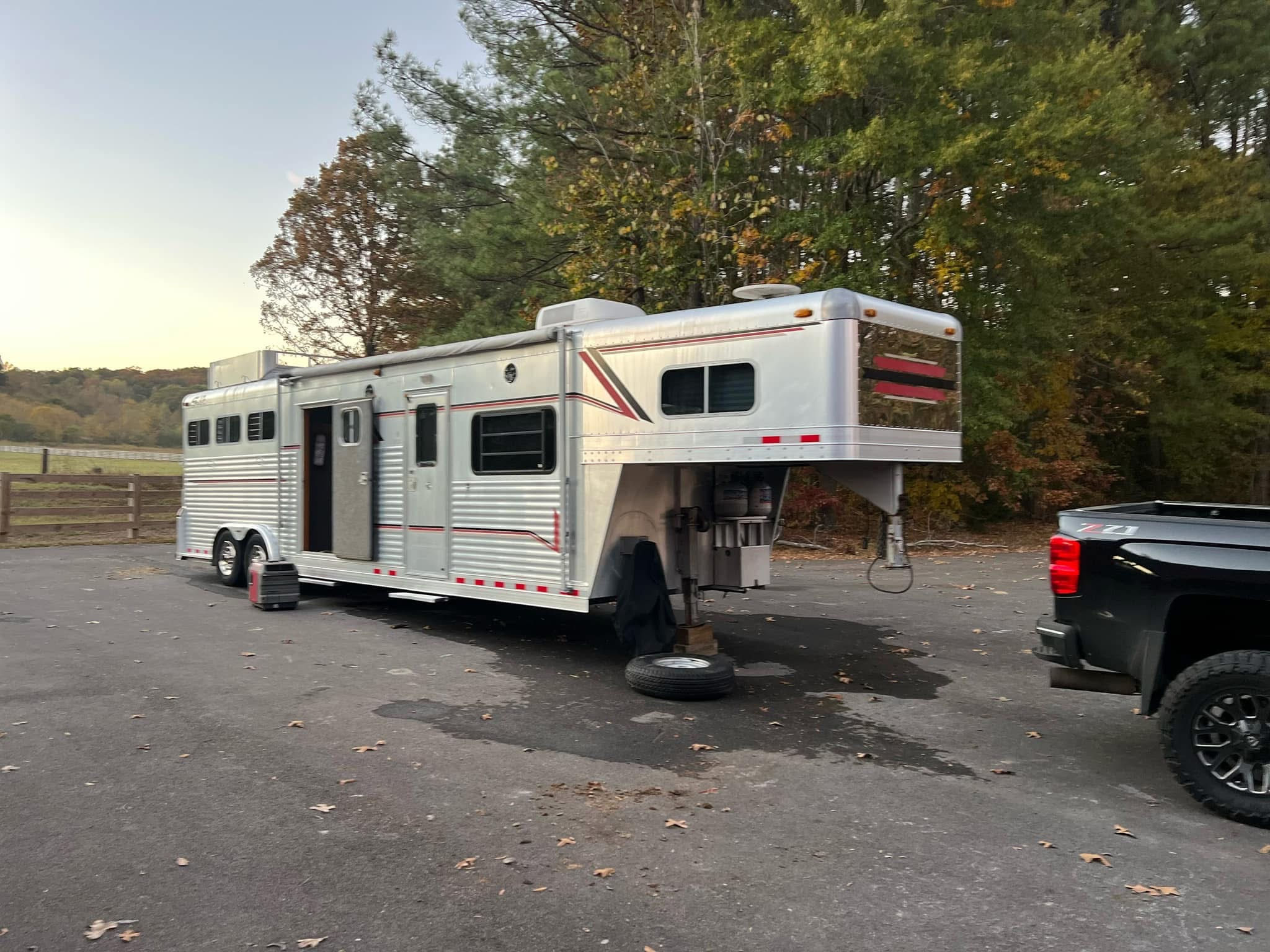 *SOLD* 2001 4-Star 3 Horse Living Quarters