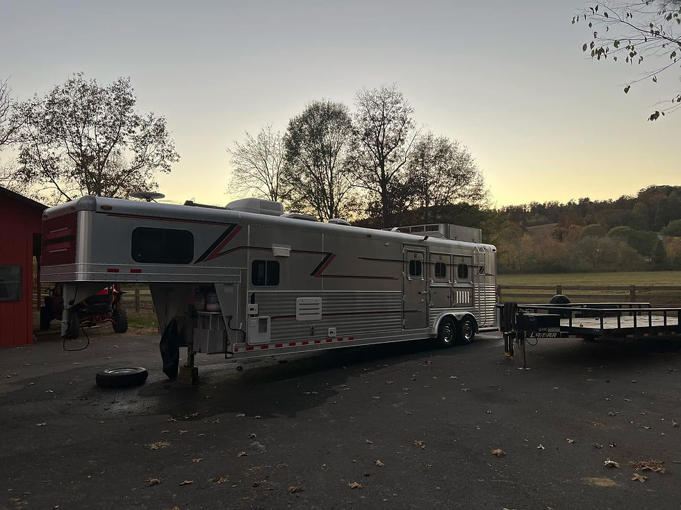 Thumbnail: *SOLD* 2001 4-Star 3 Horse Living Quarters